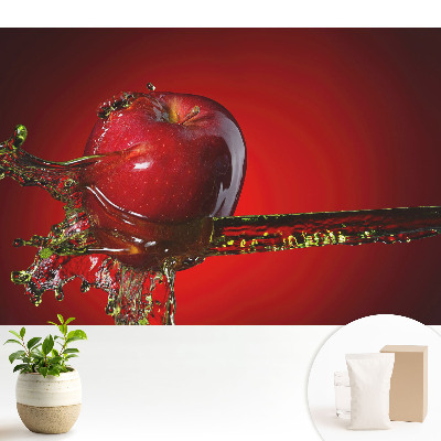 Tapeta Dynamické červené jablko v tekutém stříkanci
