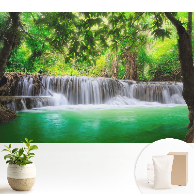 Tapeta do obývacího pokoje s motivem vodopádu obklopeného zelení