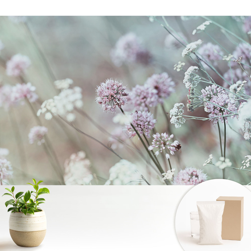 Tapeta do obývacího pokoje s pastelovými květinami na přírodním pozadí