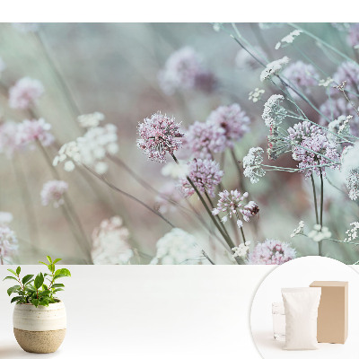 Tapeta do obývacího pokoje s pastelovými květinami na přírodním pozadí