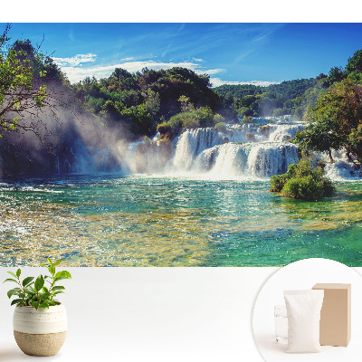 Tapeta do obývacího pokoje s motivem úchvatného vodopádu obklopeného zelení