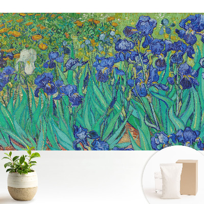 Tapeta s motivem fialových kosatců v zelené zahradě