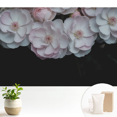 Tapeta s motivem romantických květin v jemných barvách