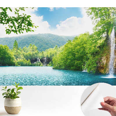 Tapeta do obyvaku Vodopád mezi zelenými horami