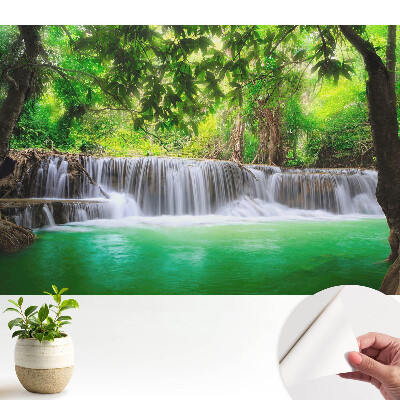 Tapeta do obývacího pokoje s motivem vodopádu obklopeného zelení