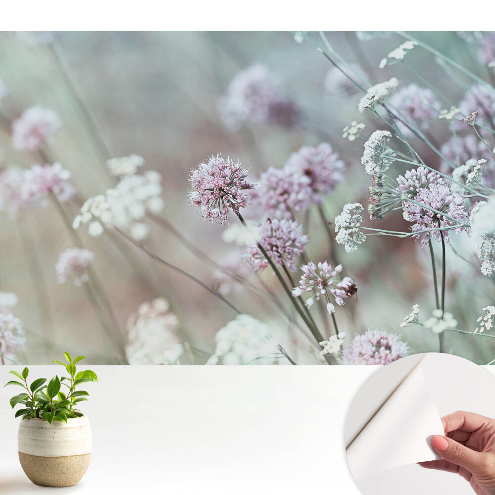 Tapeta do obyvaku Pastelové květiny v přírodním pozadí