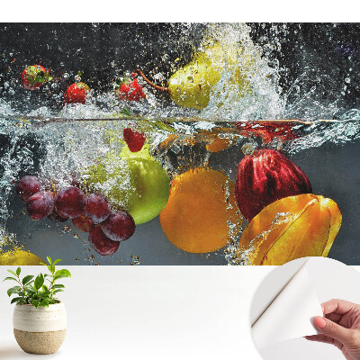 Tapeta do obývacího pokoje s motivem barevného ovoce ve vodní explozi