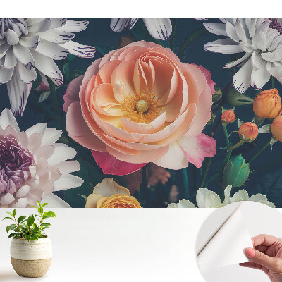 Tapeta s květinovým motivem v klasickém stylu a tlumenou kompozicí