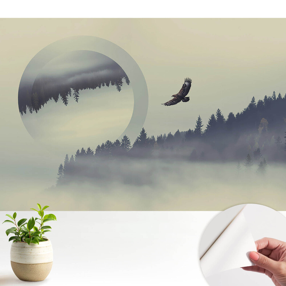 Tapeta Majestátní pták mezi mlžnými stromy