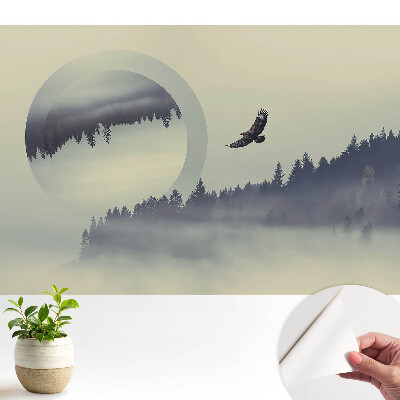 Tapeta Majestátní pták mezi mlžnými stromy