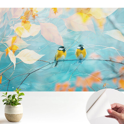 Tapeta Ptáci na větvi s listnatými akcenty.