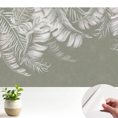 Tapeta s jemným motivem tropických listů na šedém pozadí