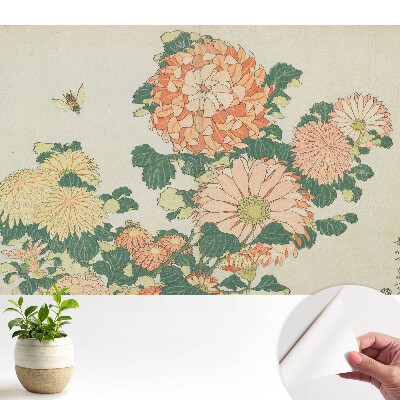 Tapeta na zeď s motivem chryzantém a včely evokující harmonii