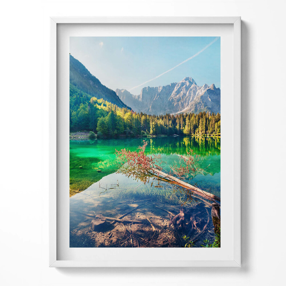 Obraz v rámu Krajina horského jezera mezi stromy