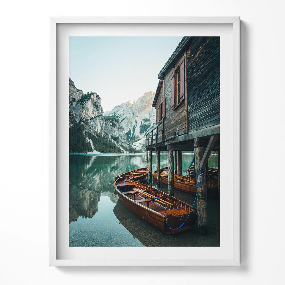 Obraz v rámu Horská chata na jezeře a loď