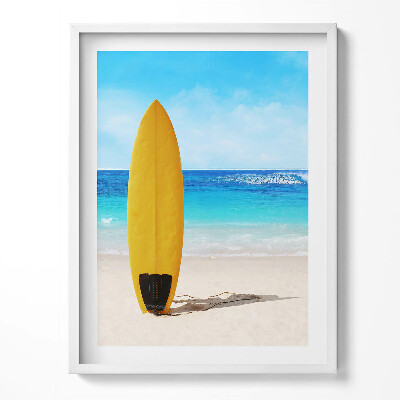 Obraz v rámu Žluté surfovací prkno na pláži na pozadí moře