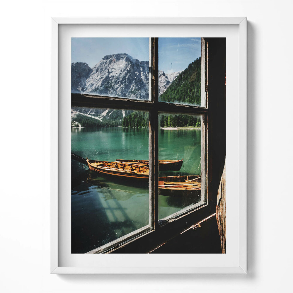 Obraz v rámu Pohled z okna na jezero s lodí