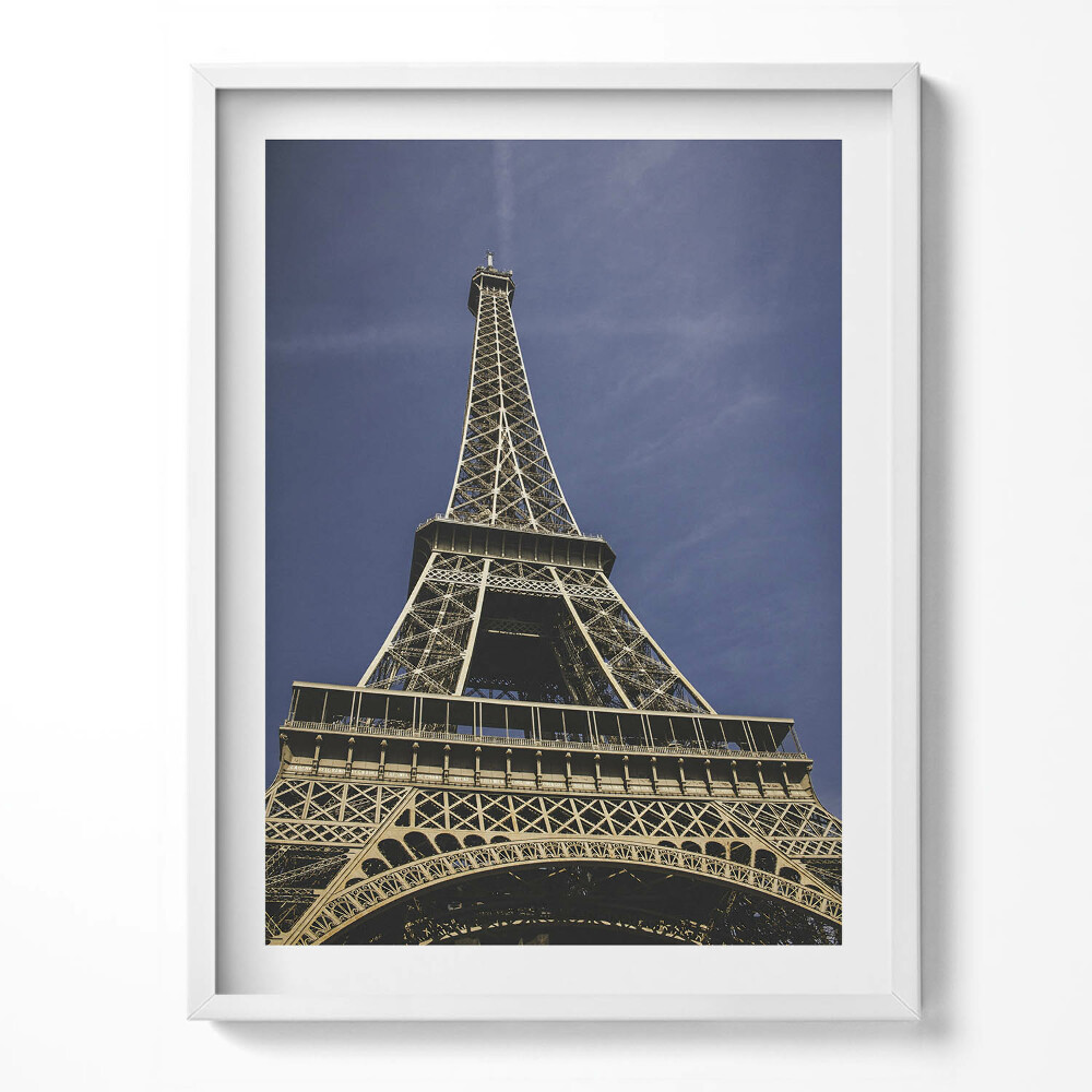 Obraz v rámu Pohled zespodu na Eiffelovu věž v Paříži