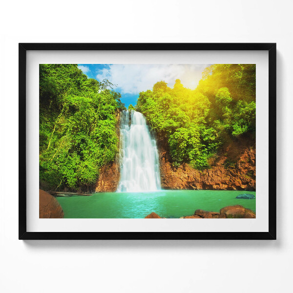 Obraz s rámem Krajina vodopádu mezi zelení