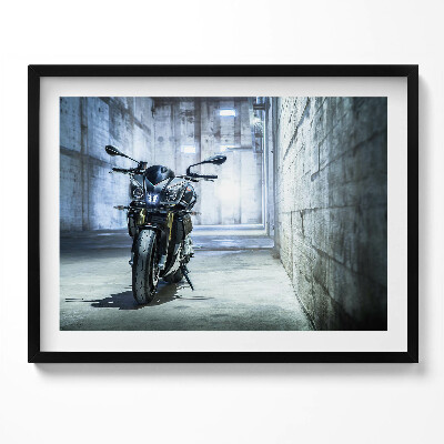 Obraz s rámem Motocykl v betonové uličce města