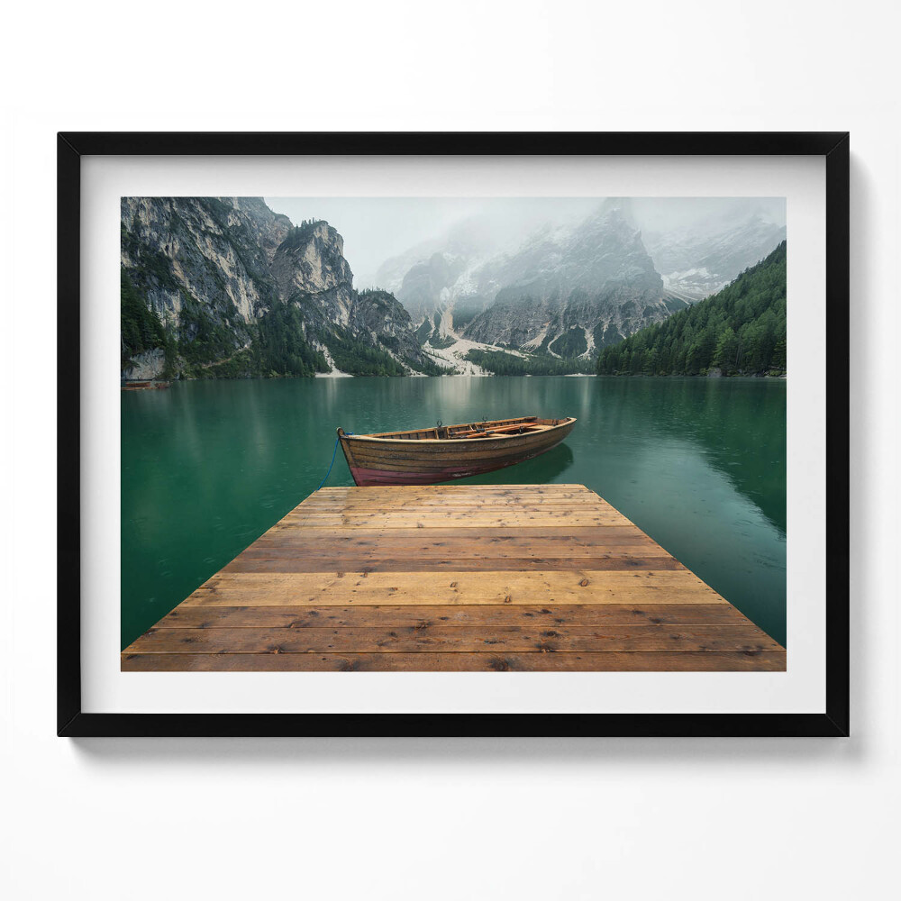 Obraz s rámem Krajina - molo, loď, jezero, lesy a hory