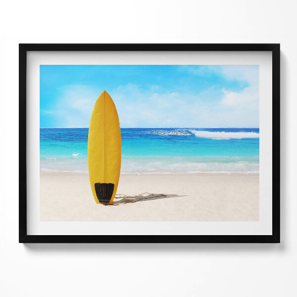 Obraz s rámem Žluté surfovací prkno na pláži na pozadí moře