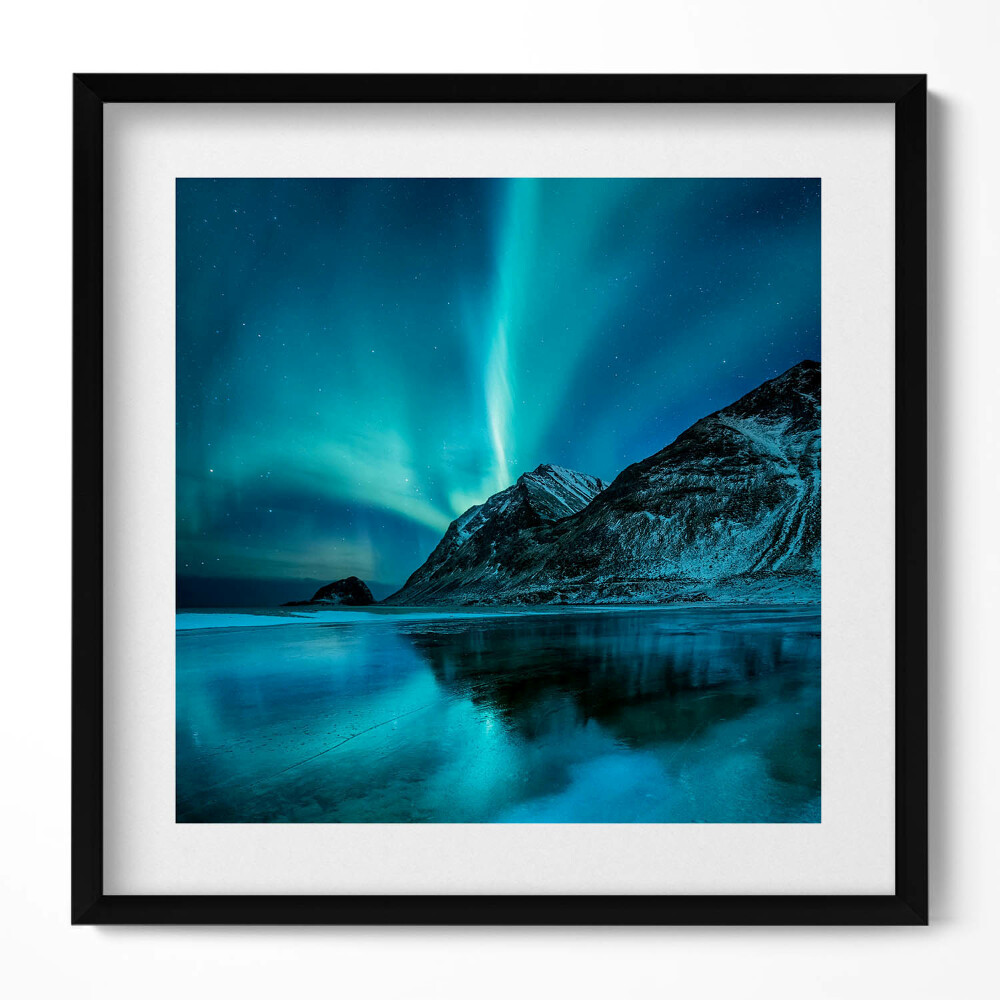 Obraz v rámu efektivní Polární záře nad horami a vodou