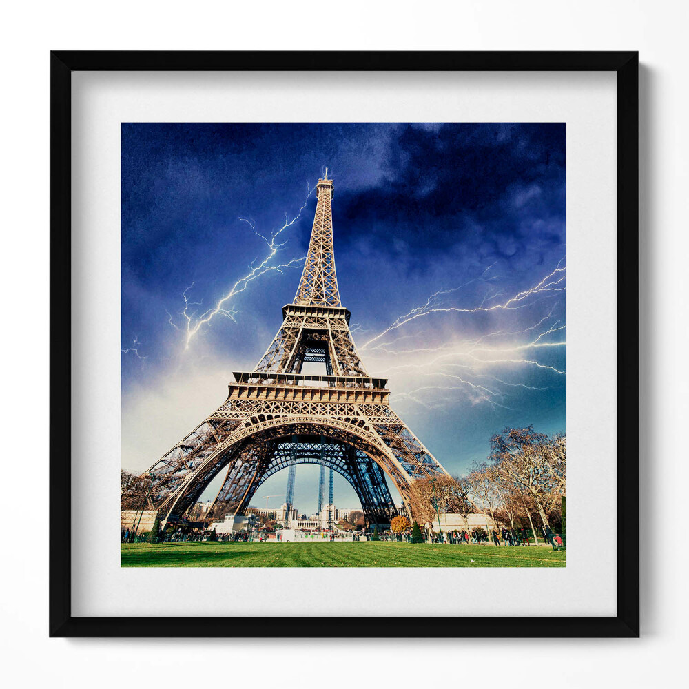 Obraz v rámu efektivní Eiffelova věž, blesky a bouře