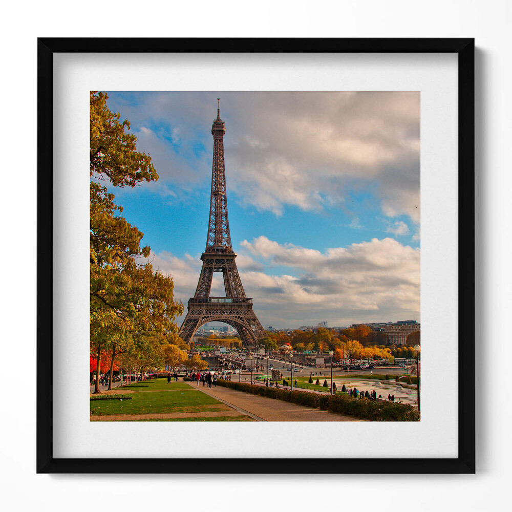 Obraz v rámu efektivní Eiffelova věž na podzim ve Francii