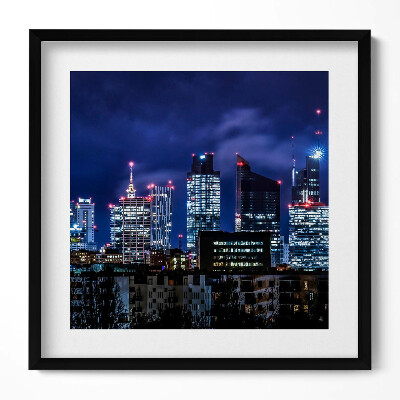 Obraz v rámu efektivní Městské budovy v noci