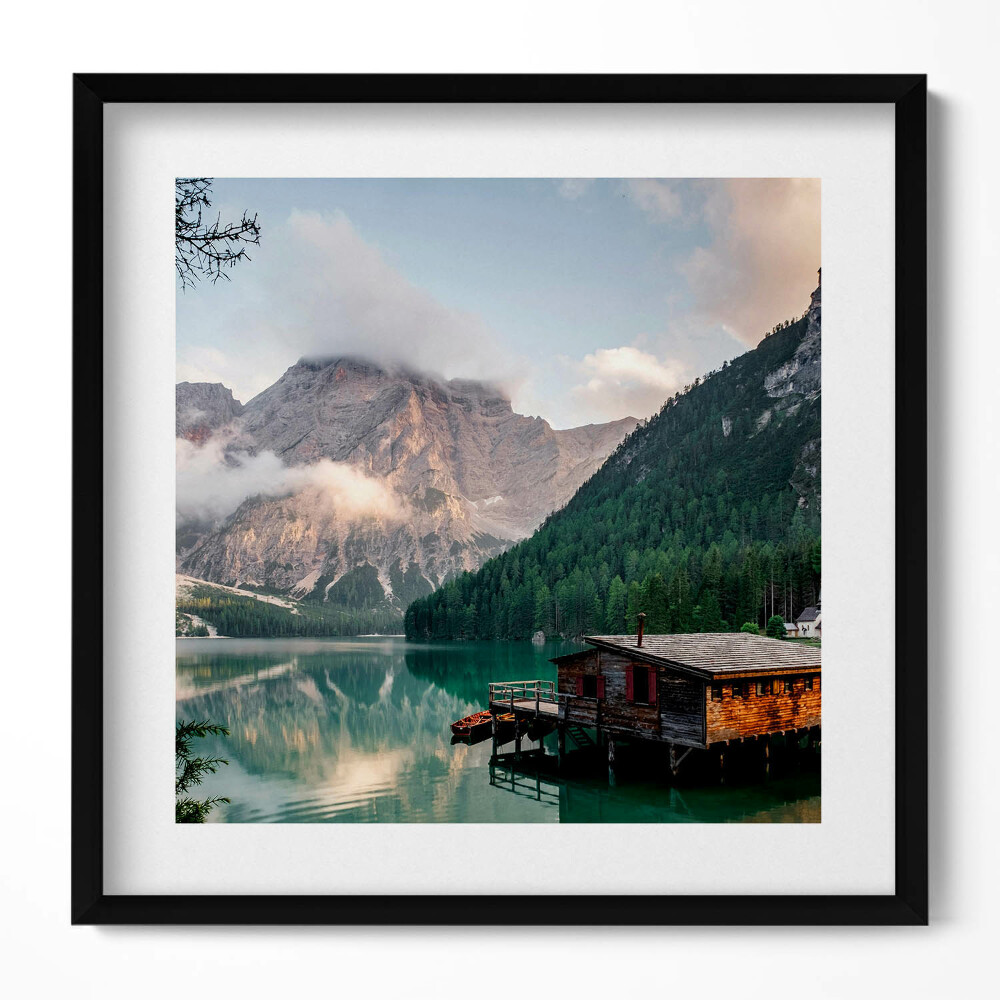 Obraz v rámu efektivní Dům u jezera v horách