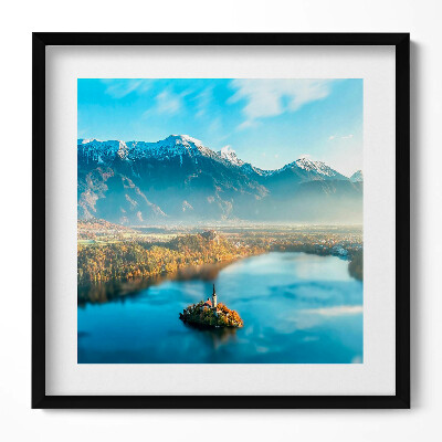 Obraz v rámu efektivní Budova na jezeře v horách