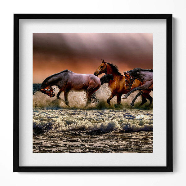 Obraz v rámu efektivní Koně spěchající ve vodě