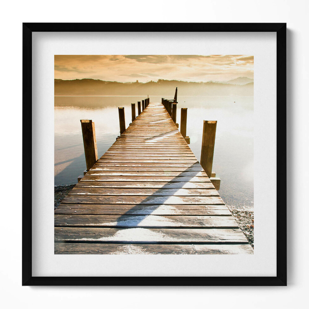 Obraz v rámu efektivní Dřevěný most přes vodu