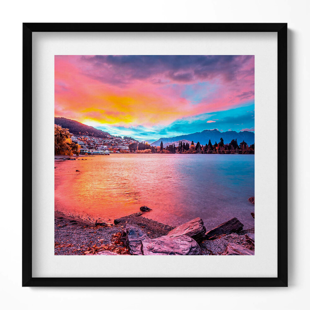 Obraz v rámu efektivní Krajina města v horách při západu slunce