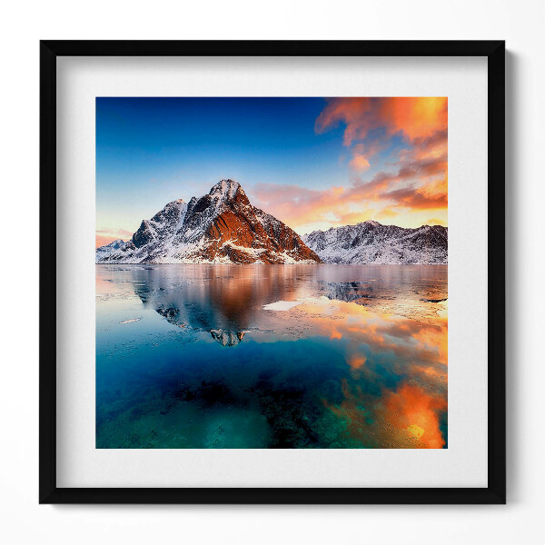 Obraz v rámu efektivní Krásná krajina vody a hor ve večerních hodinách