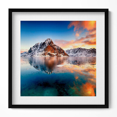 Obraz v rámu efektivní Krásná krajina vody a hor ve večerních hodinách