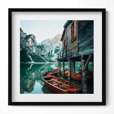 Obraz v rámu efektivní Horská chata na jezeře a loď