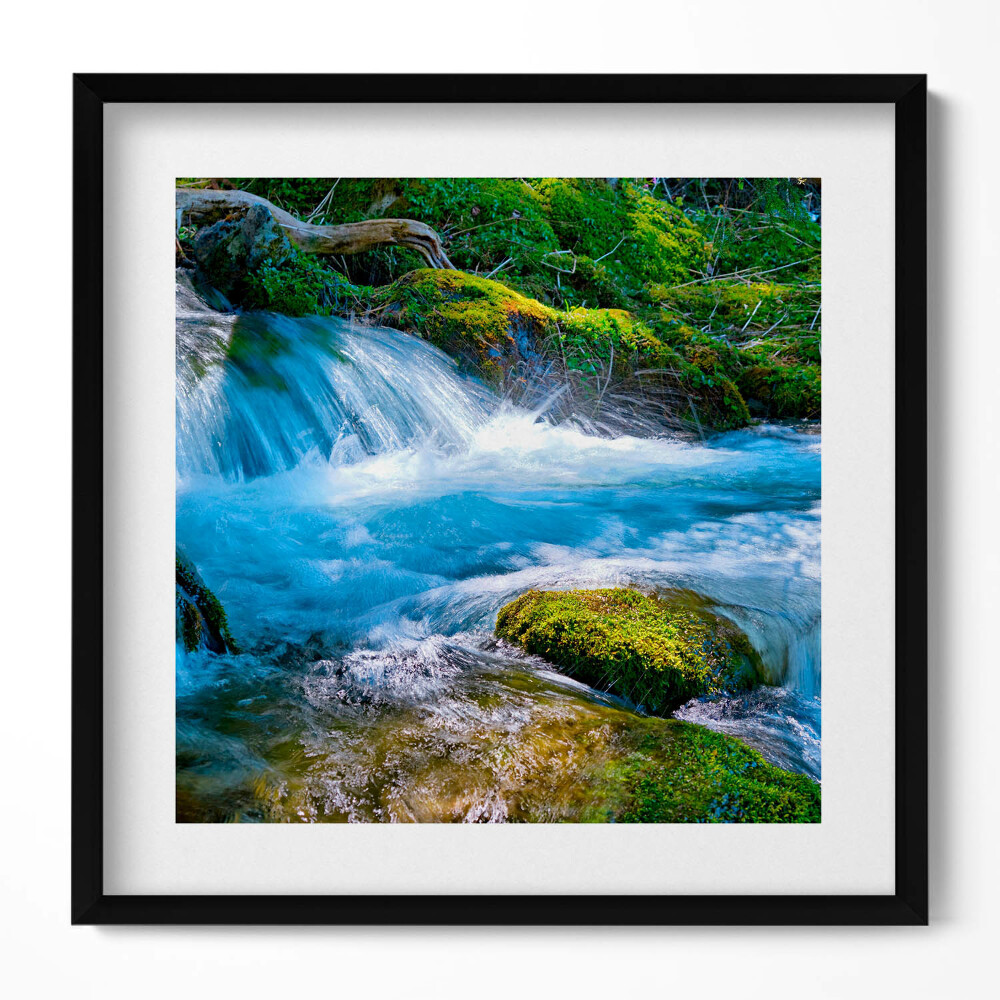 Obraz v rámu efektivní Zurčící potok v lese