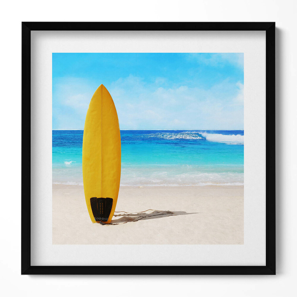 Obraz v rámu efektivní Žluté surfovací prkno na pláži na pozadí moře