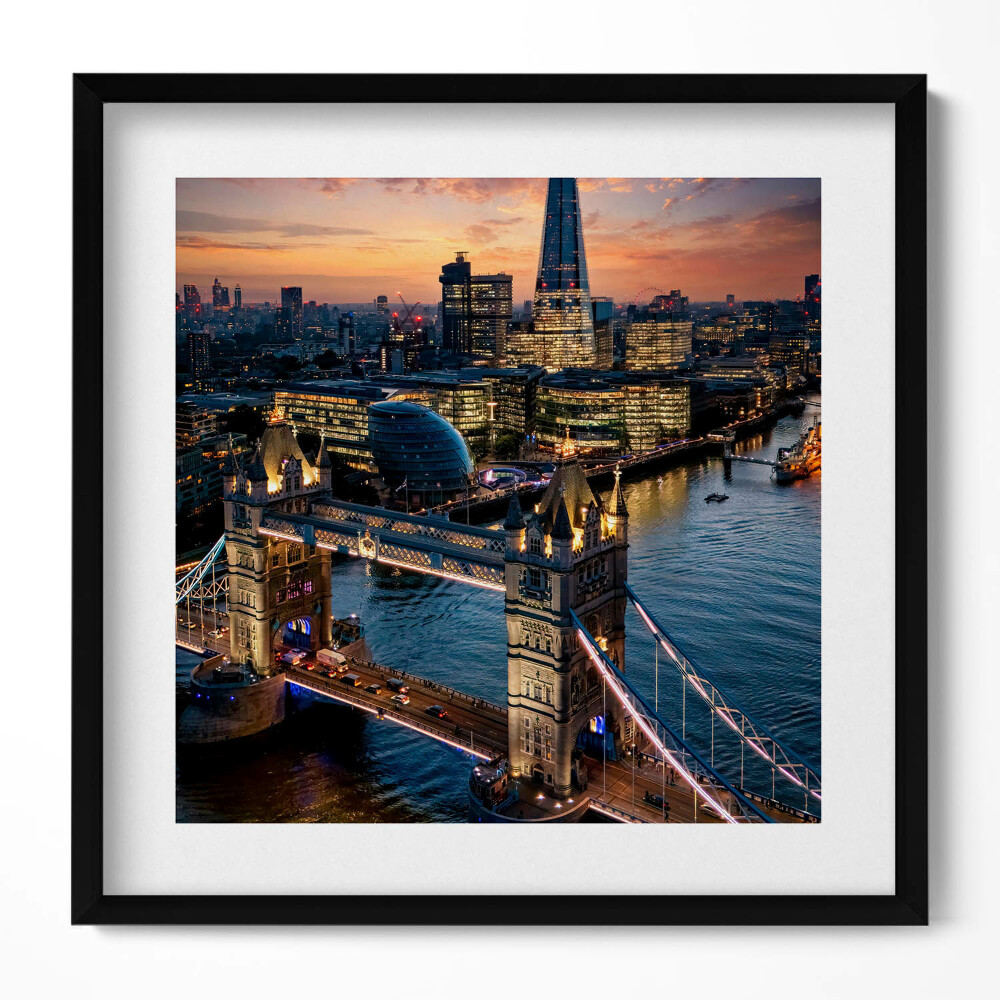 Obraz v rámu efektivní London Bridge večer z ptačí perspektivy