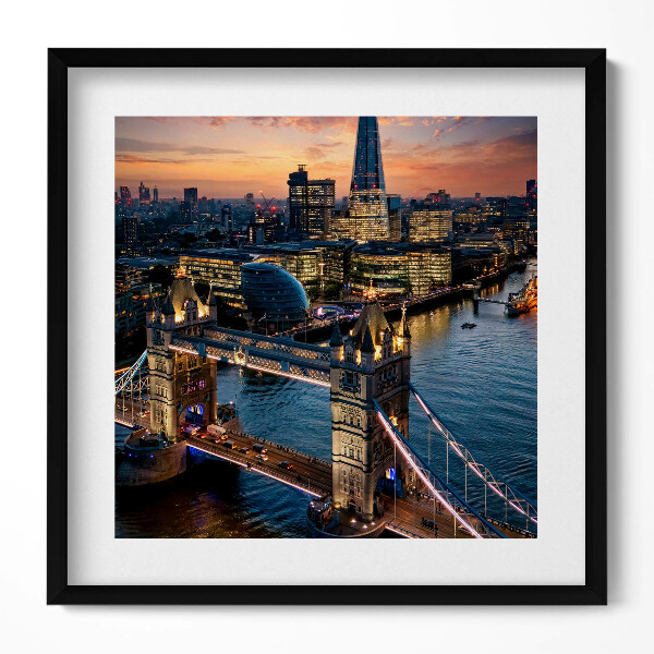 Obraz v rámu efektivní London Bridge večer z ptačí perspektivy