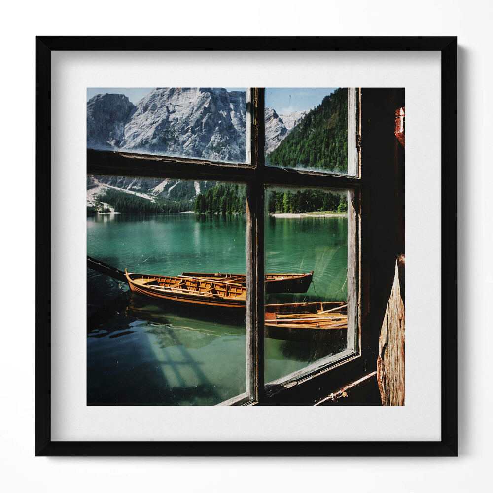 Obraz v rámu efektivní Pohled z okna na jezero s lodí