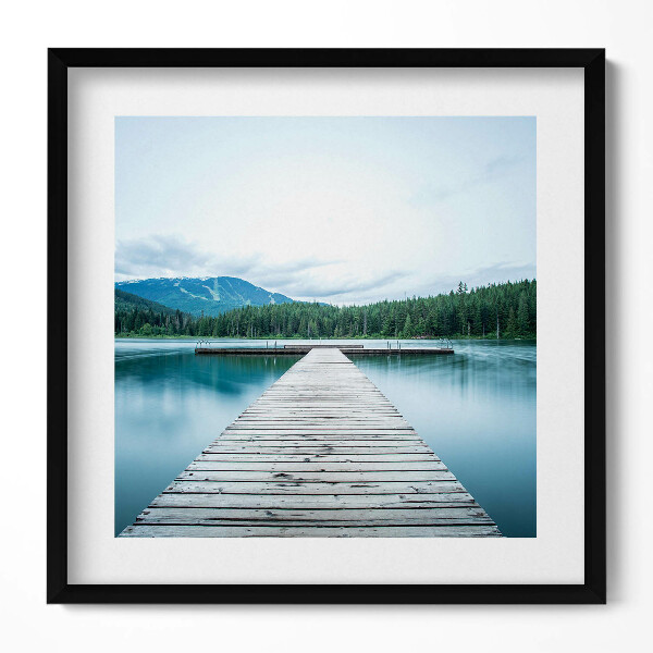 Obraz v rámu efektivní Dřevěné molo na jezeře v horách