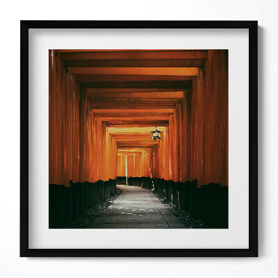 Obraz v rámu efektivní Tradiční cesta přes bránu torii