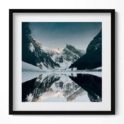Obraz v rámu efektivní Pohled na horské jezero v zimě