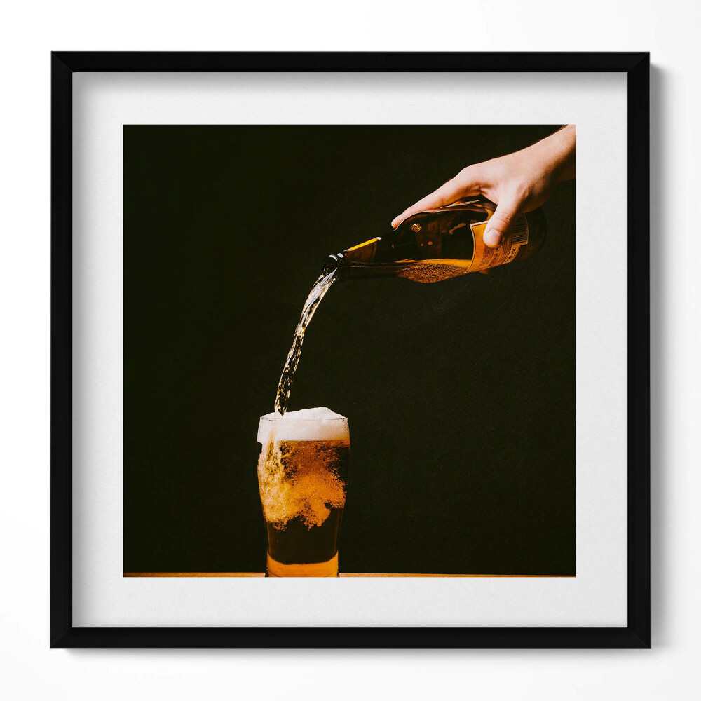 Obraz v rámu efektivní Nalévání piva do hrnku