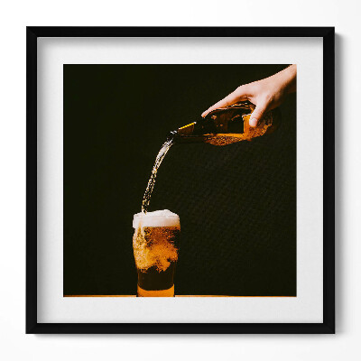 Obraz v rámu efektivní Nalévání piva do hrnku
