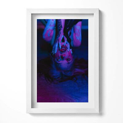 Obraz s rámem elegantní Dívka s žolíkovým tetováním