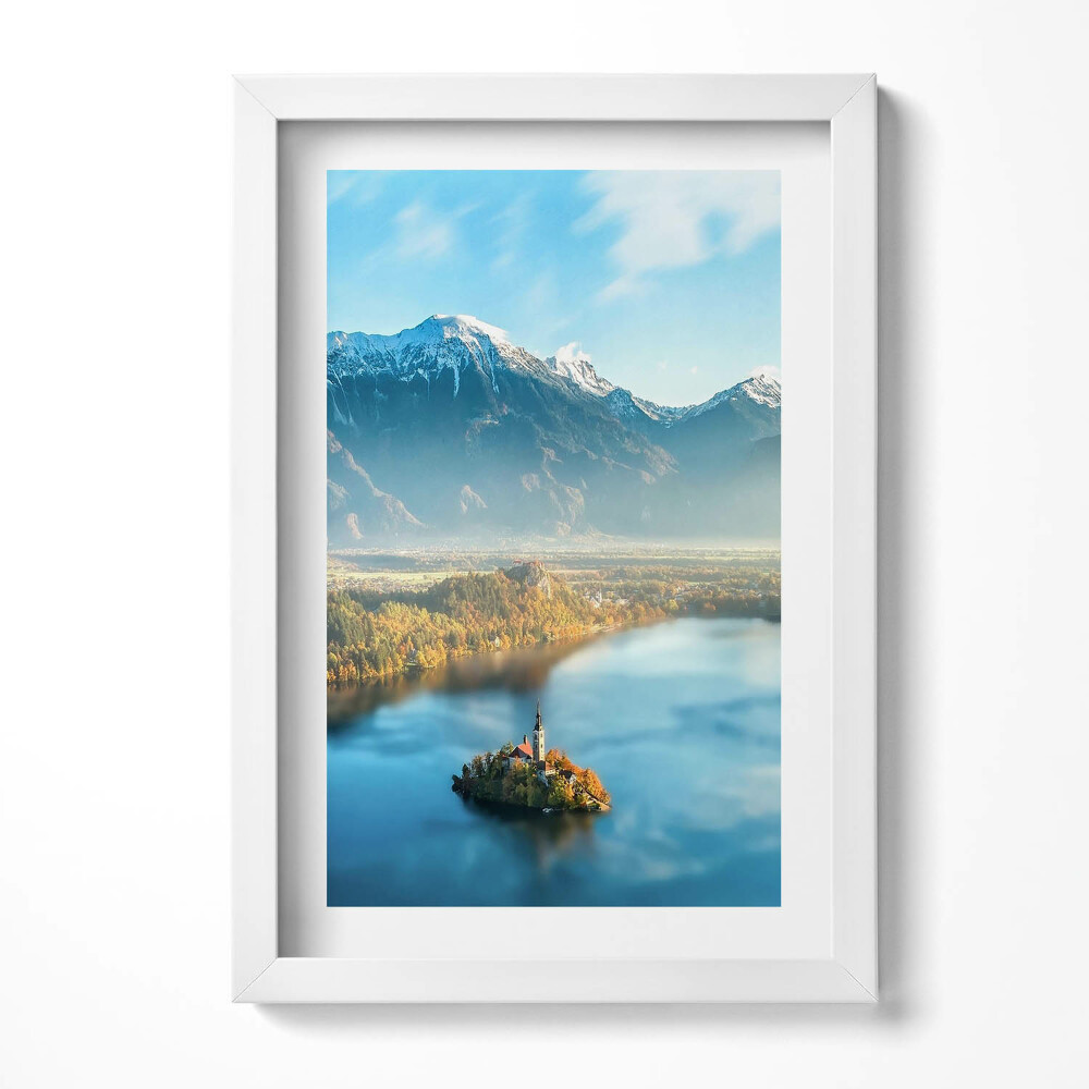 Obraz s rámem elegantní Budova na jezeře v horách